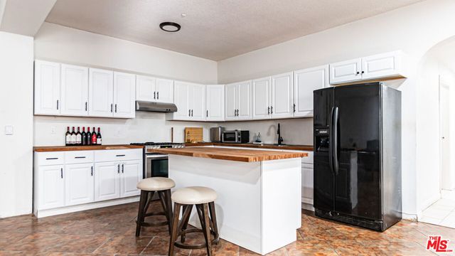 7449 Studio Road, Canoga Park, CA 91304