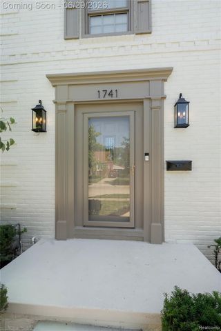 1741 Brys Drive, Grosse Pointe Woods, MI 48236
