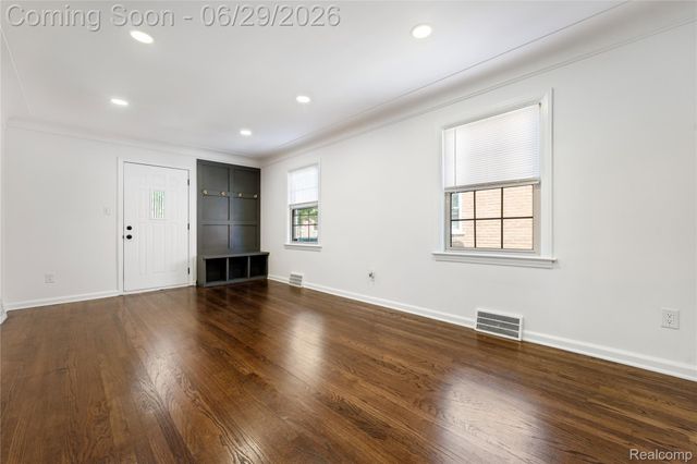 1741 Brys Drive, Grosse Pointe Woods, MI 48236