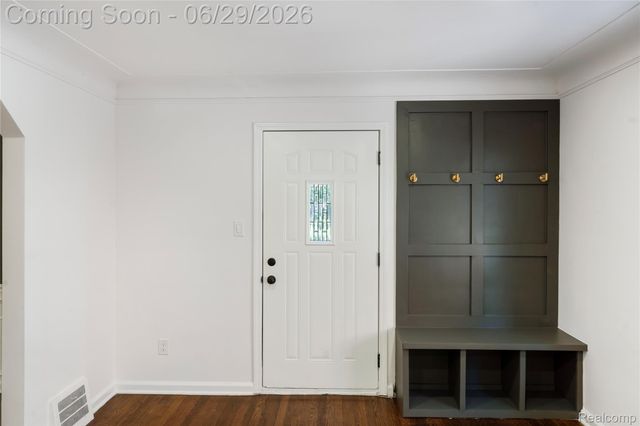 1741 Brys Drive, Grosse Pointe Woods, MI 48236