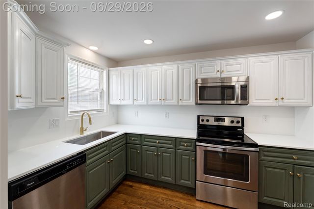 1741 Brys Drive, Grosse Pointe Woods, MI 48236