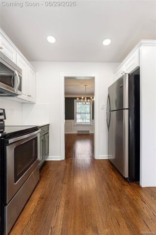 1741 Brys Drive, Grosse Pointe Woods, MI 48236