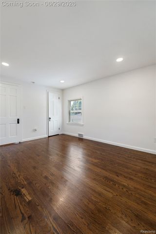 1741 Brys Drive, Grosse Pointe Woods, MI 48236