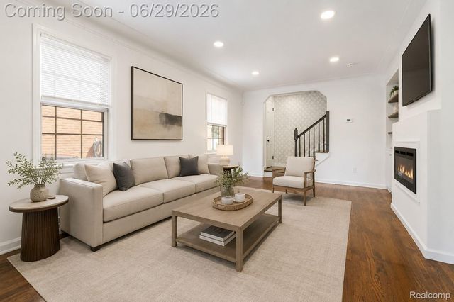 1741 Brys Drive, Grosse Pointe Woods, MI 48236