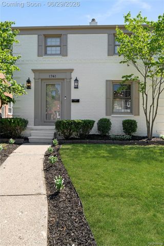 1741 Brys Drive, Grosse Pointe Woods, MI 48236