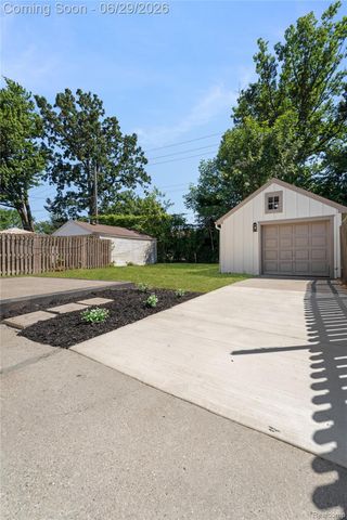 1741 Brys Drive, Grosse Pointe Woods, MI 48236