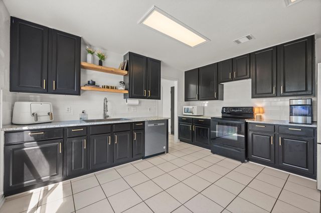 1606 Candlelight DR, Leander, TX 78641