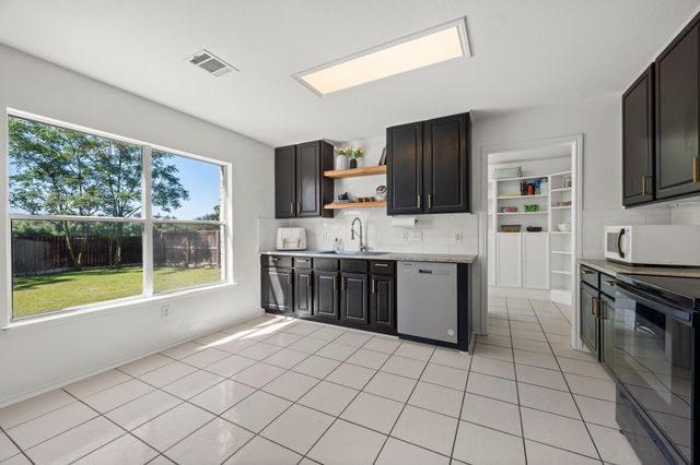 1606 Candlelight DR, Leander, TX 78641