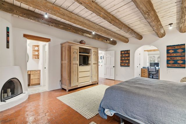 104 Calle Poco, Santa Fe, NM 87501