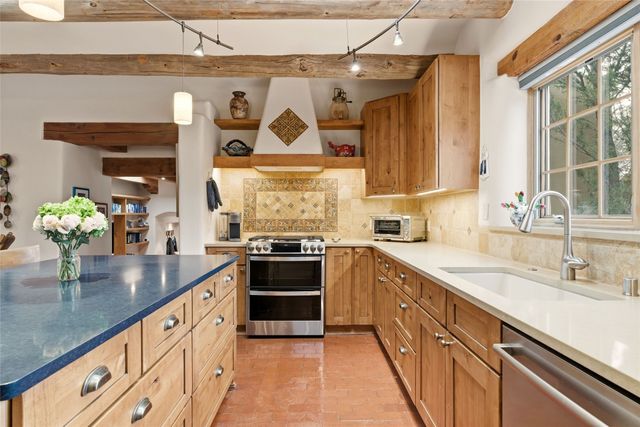 104 Calle Poco, Santa Fe, NM 87501