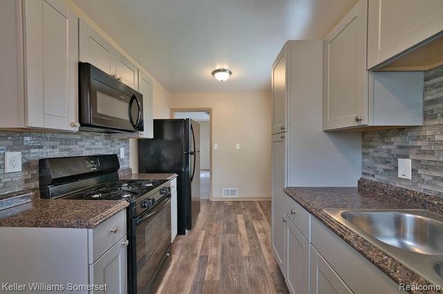 51 Spokane Drive, Pontiac, MI 48341