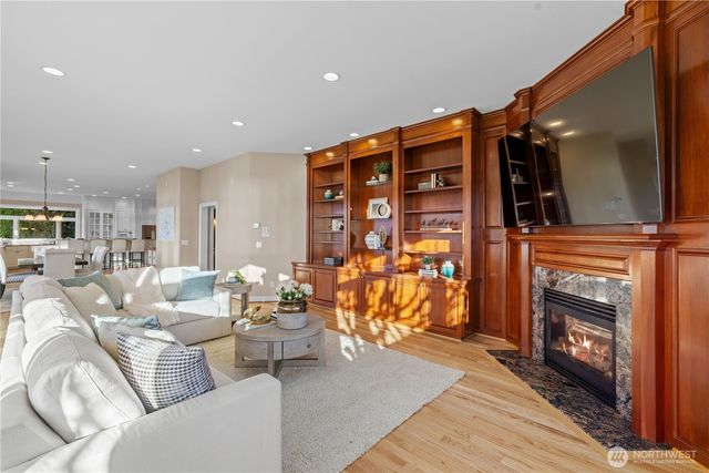 649 E Lake Sammamish Parkway SE, Sammamish, WA 98074