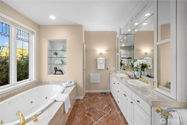 649 E Lake Sammamish Parkway SE, Sammamish, WA 98074