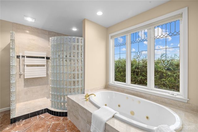 649 E Lake Sammamish Parkway SE, Sammamish, WA 98074