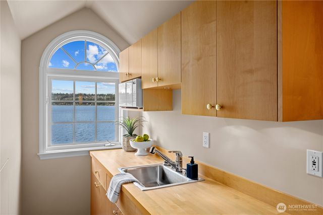 649 E Lake Sammamish Parkway SE, Sammamish, WA 98074