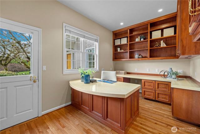 649 E Lake Sammamish Parkway SE, Sammamish, WA 98074