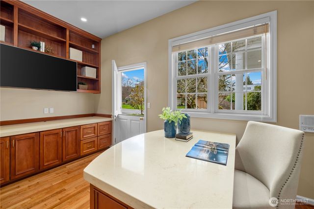 649 E Lake Sammamish Parkway SE, Sammamish, WA 98074