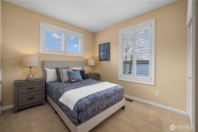 649 E Lake Sammamish Parkway SE, Sammamish, WA 98074