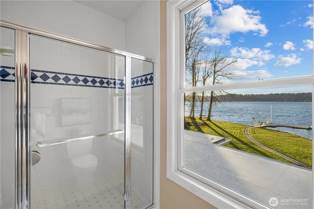 649 E Lake Sammamish Parkway SE, Sammamish, WA 98074