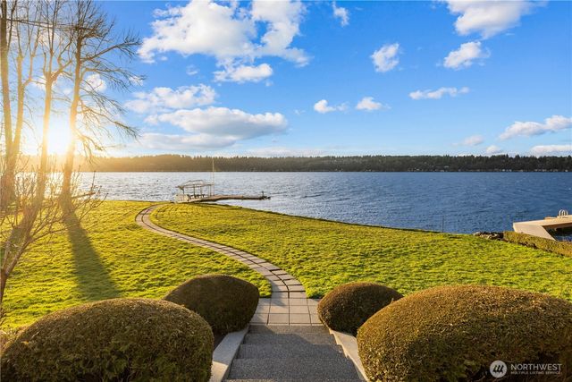 649 E Lake Sammamish Parkway SE, Sammamish, WA 98074