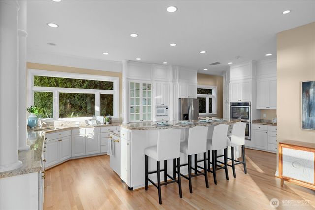 649 E Lake Sammamish Parkway SE, Sammamish, WA 98074