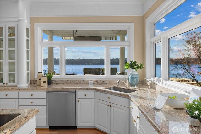 649 E Lake Sammamish Parkway SE, Sammamish, WA 98074