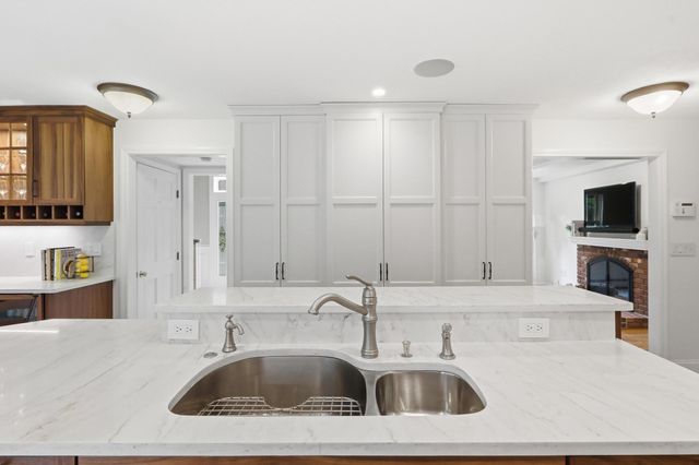 8 Bear Hill Road, Windham, NH 03087