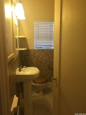 2047 W SUMMIT AVE, San Antonio, TX 78201