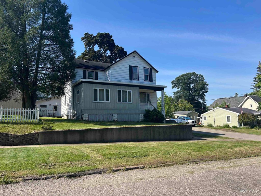 501 E B St, Iron Mountain, MI 49801