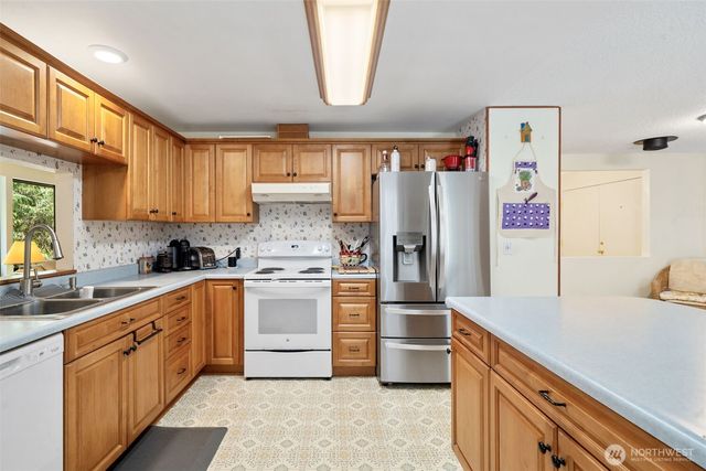 5496 NE Laura Loop, Poulsbo, WA 98370