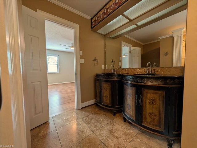 1686 Stonewood Drive, Winston-salem, NC 27103