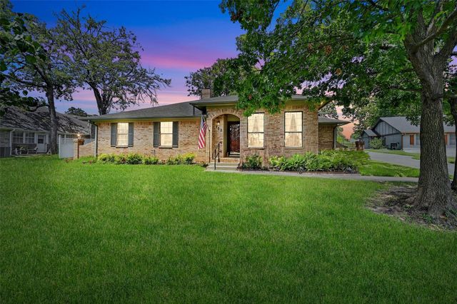 702 Kiowa Drive W, Lake Kiowa, TX 76240
