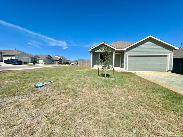 132 Avena Grv, Floresville, TX 78114