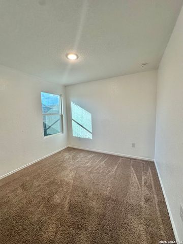 132 Avena Grv, Floresville, TX 78114