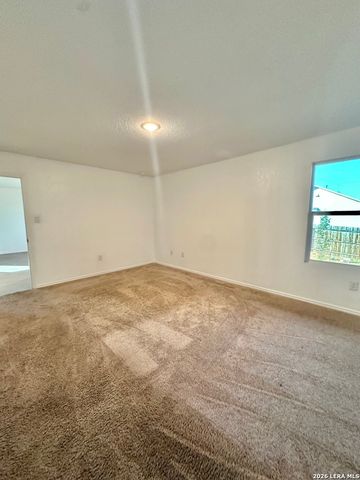 132 Avena Grv, Floresville, TX 78114