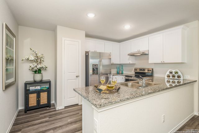 132 Avena Grv, Floresville, TX 78114