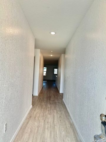 132 Avena Grv, Floresville, TX 78114
