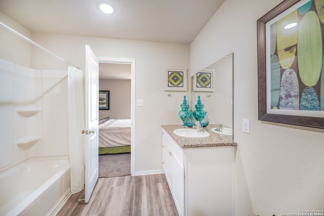 132 Avena Grv, Floresville, TX 78114