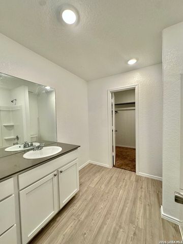 132 Avena Grv, Floresville, TX 78114