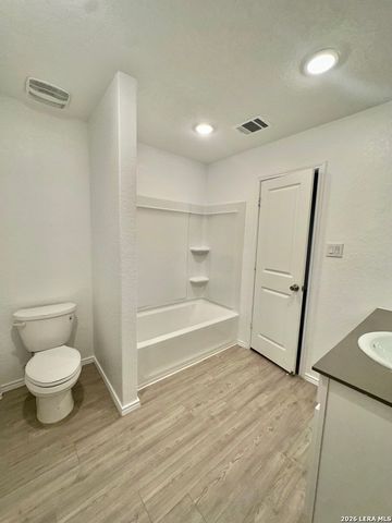 132 Avena Grv, Floresville, TX 78114