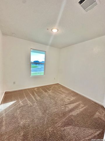 132 Avena Grv, Floresville, TX 78114
