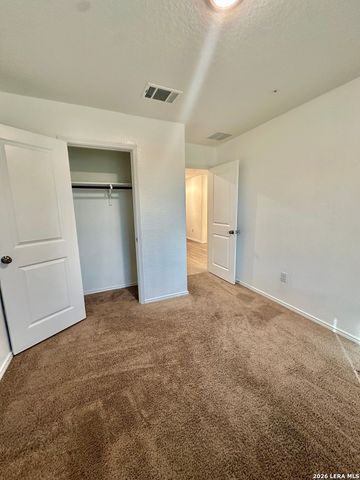 132 Avena Grv, Floresville, TX 78114