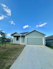 132 Avena Grv, Floresville, TX 78114