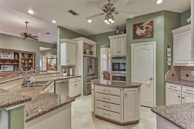 115 Brookgreen Circle N, Montgomery, TX 77356