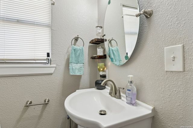 600 Winburn Ave, Schertz, TX 78154