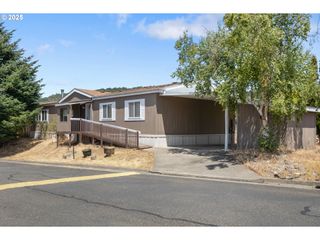 377 RIVER PLACE Dr 20, Roseburg, OR 97471