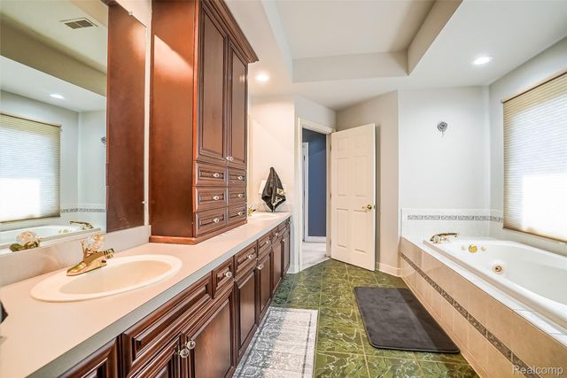 54182 Queensborough Drive, Shelby Charter Township, MI 48315