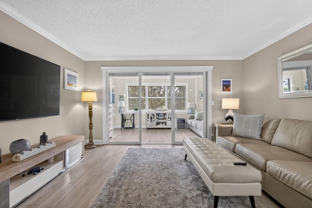 3951 Via Poinciana 209, Lake Worth, FL 33467