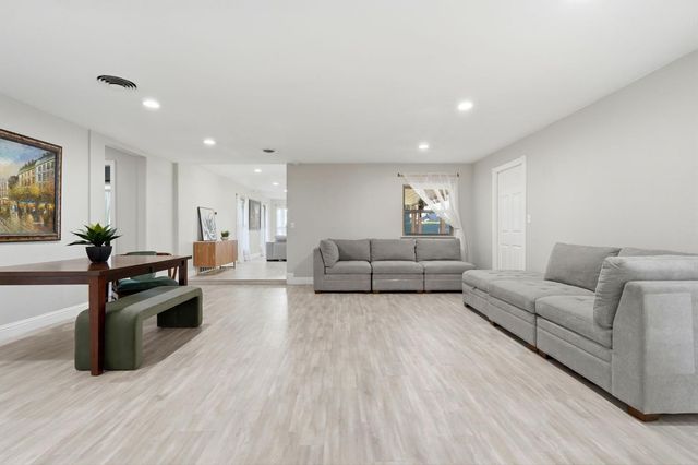 610 W Barstow, Fresno, CA 93704