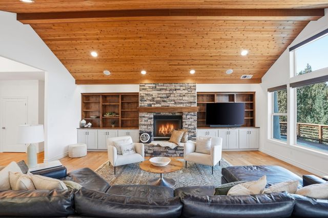 3374 NW Windwood Way, Bend, OR 97703